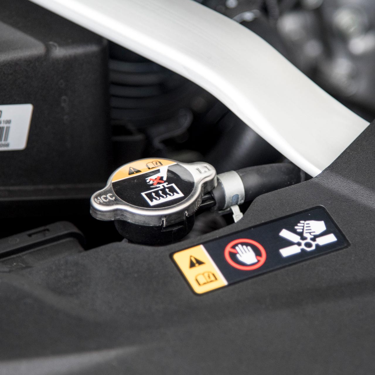 Etykieta motoryzacyjna na korek wlewu