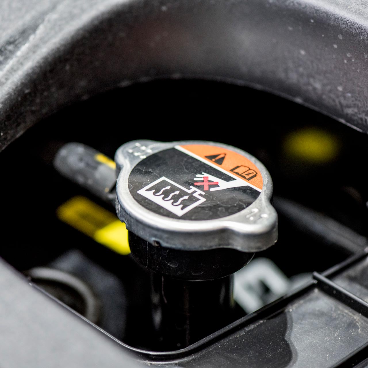 Etykieta ostrzegawcza na korek wlewu